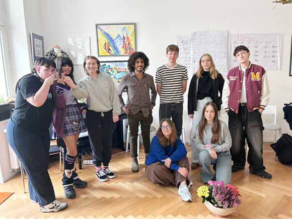 Gruppenbild eines sympathischen Teams in Freizeitkleidung