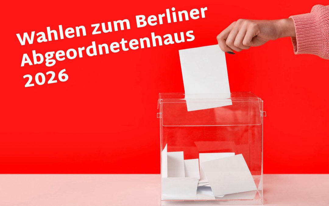 Ein Wahlzettel wird von einer Hand in eine transparente Box eingeworfen.